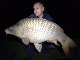 Eppli Pter, a Balaton Baits tulajdonosa, egyik trekord pontyunkkal. 14,17kg.